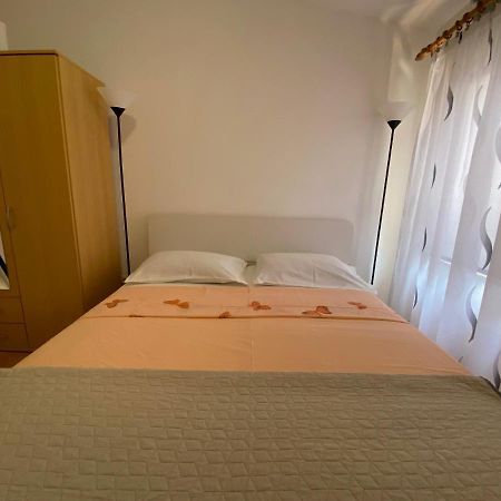 Room Omera พูลา ภายนอก รูปภาพ