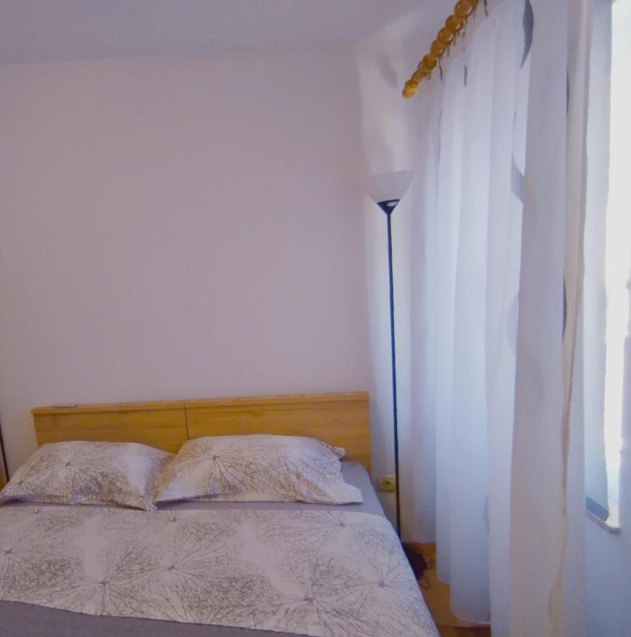 Room Omera พูลา ภายนอก รูปภาพ