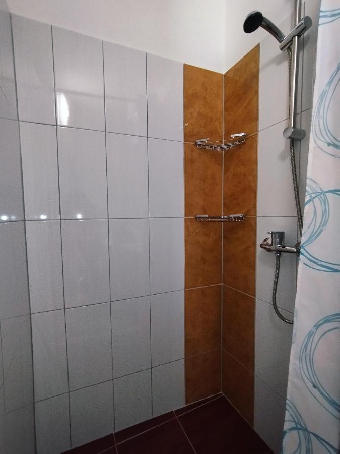 Room Omera พูลา ภายนอก รูปภาพ
